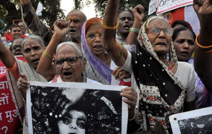 Elderly survivors of the ‪Bhopal Disaster‬ protest for justice and improved compensation