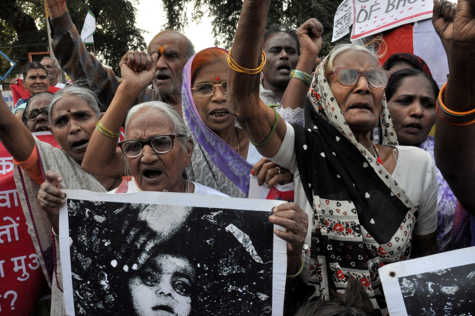 Elderly survivors of the ‪Bhopal Disaster‬ protest for justice and improved compensation