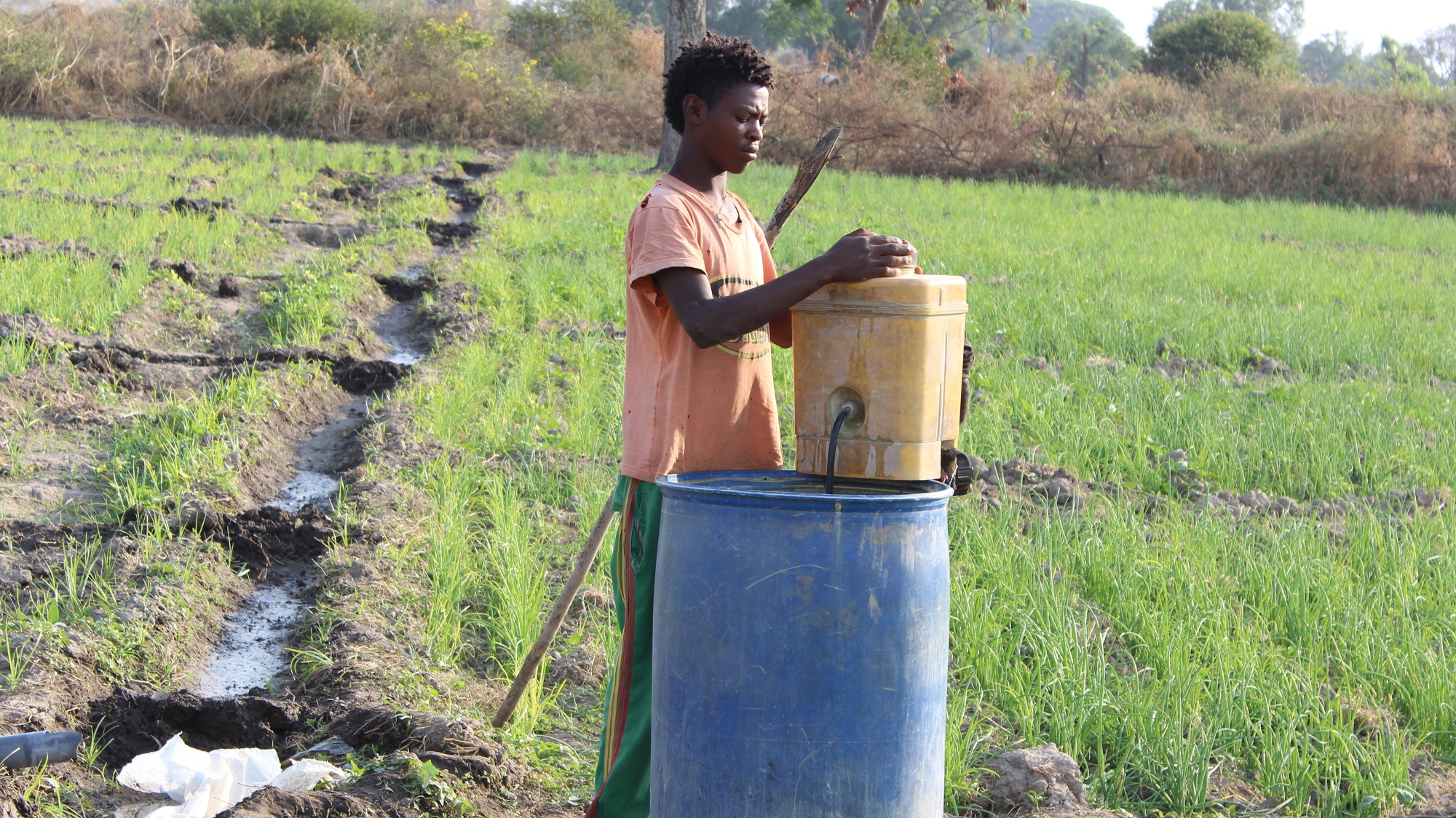 Handling pesticides without protection - credit PAN Ethiopia