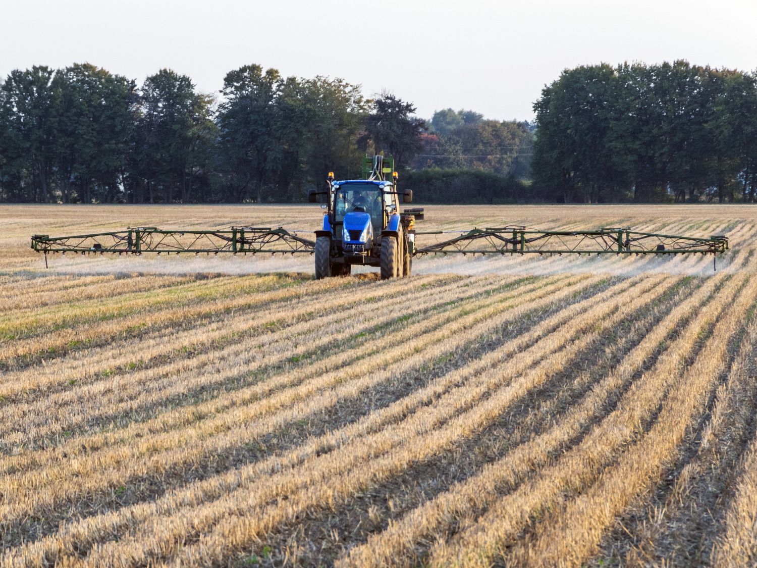 Um trator pulverizando campos. Crédito: Foto-up / Shutterstock.org